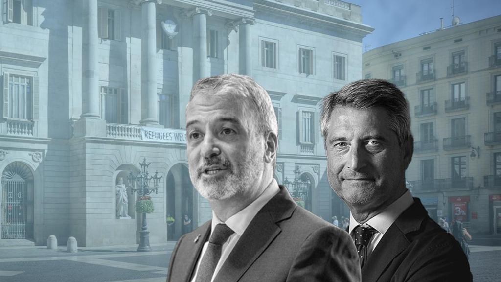 El alcalde de Barcelona, Jaume Collboni, y el líder de la oposición, Jordi Martí Galbis, junto a la fachada del Ayuntamiento de Barcelona