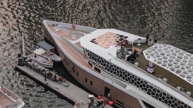 Yate de lujo atracado en puerto