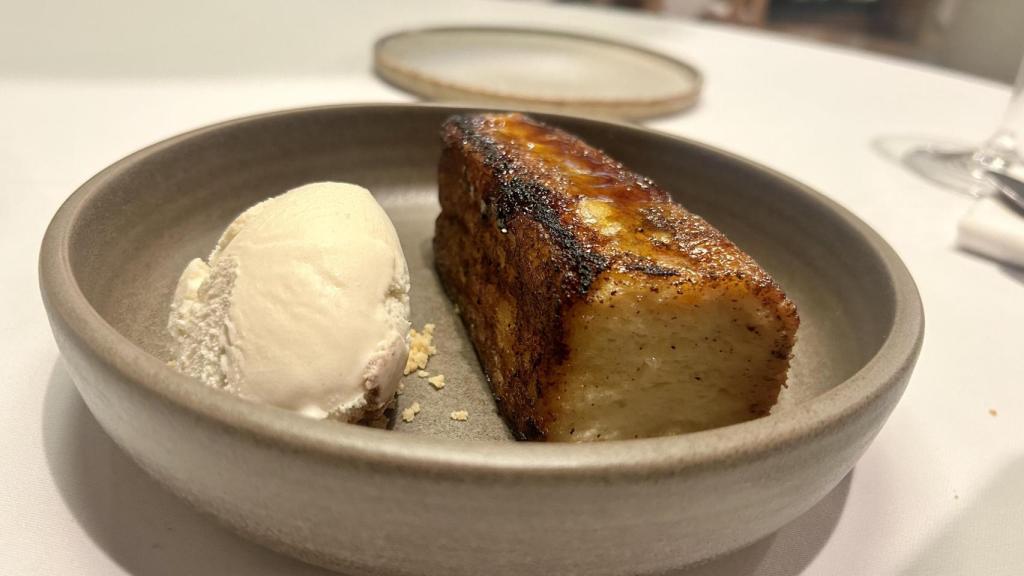 Torrija con helado de leche merengada de Dos Cucharas