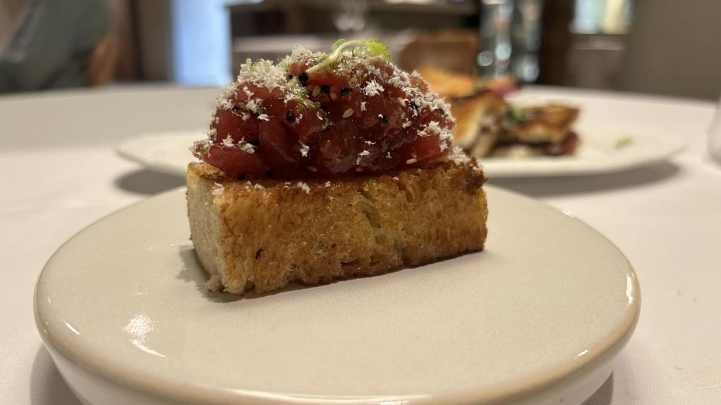 Brioche con tartar de atún de Dos Cucharas