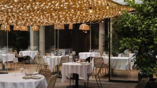 Terraza del restaurante Dos Cucharas de Barcelona