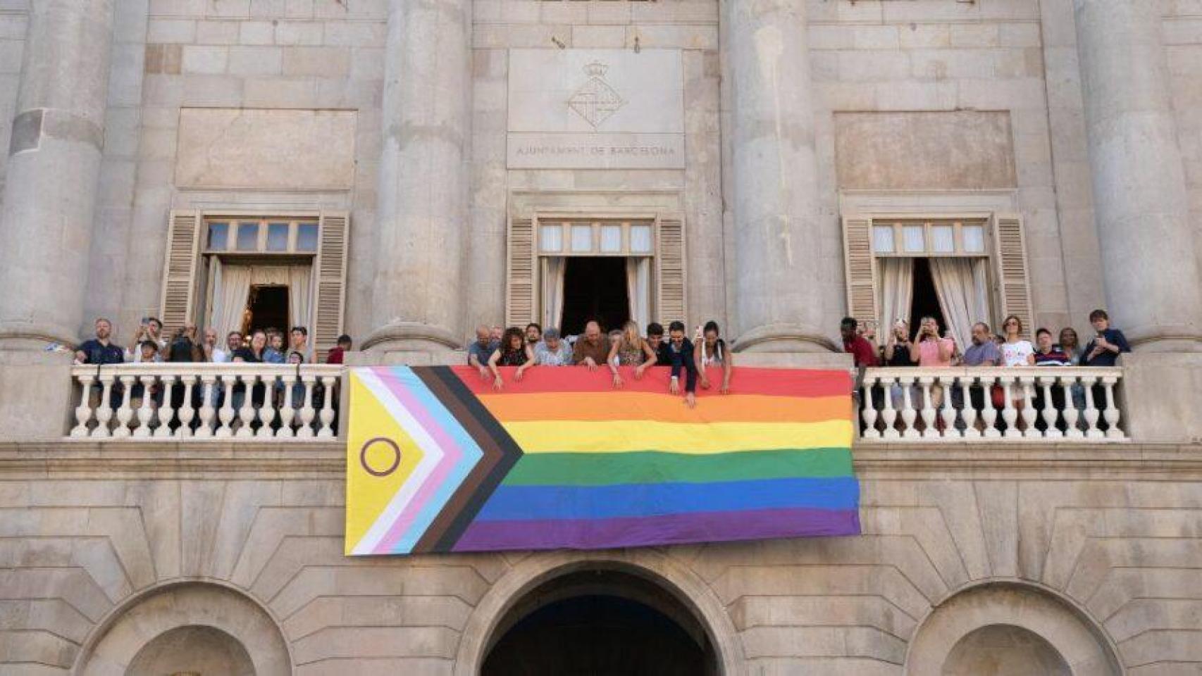 Despliegue de la bandera arcoíris en el Ayuntamiento de Barcelona