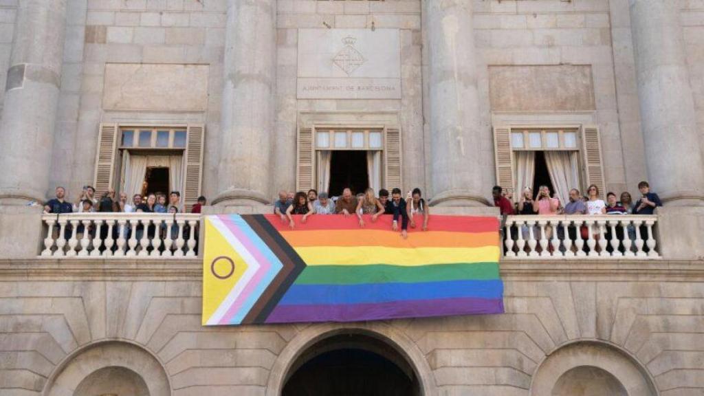 Despliegue de la bandera arcoíris en el Ayuntamiento de Barcelona