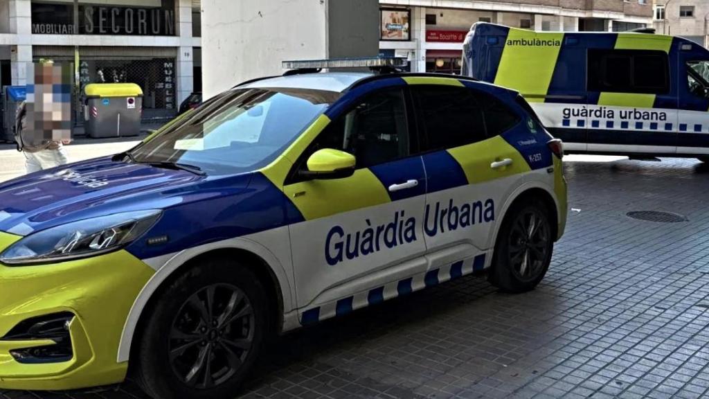 Vehículos de la Guardia Urbana frente a un acceso a La Farga