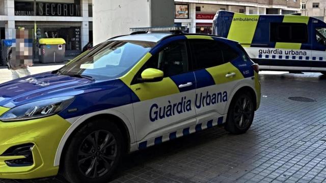 Vehículos de la Guardia Urbana frente a un acceso a La Farga
