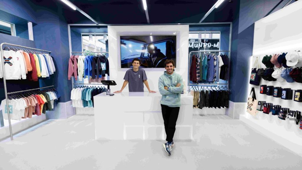 Juan Fernández y Nacho Rivera, fundadores de Blue Banana, en el interior de la tienda