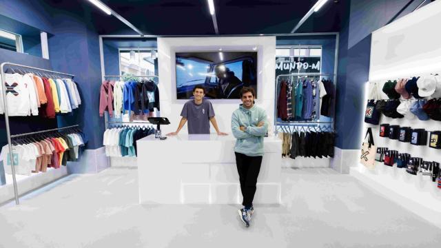 Juan Fernández y Nacho Rivera, fundadores de Blue Banana, en el interior de la tienda