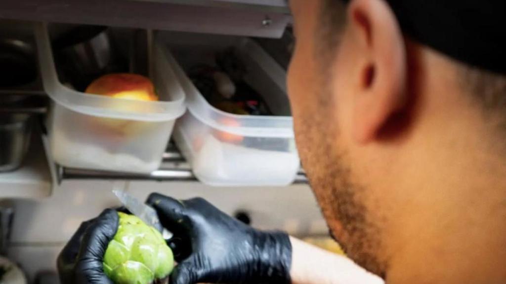 Cocinero del bar Vermut i a la Gàbia