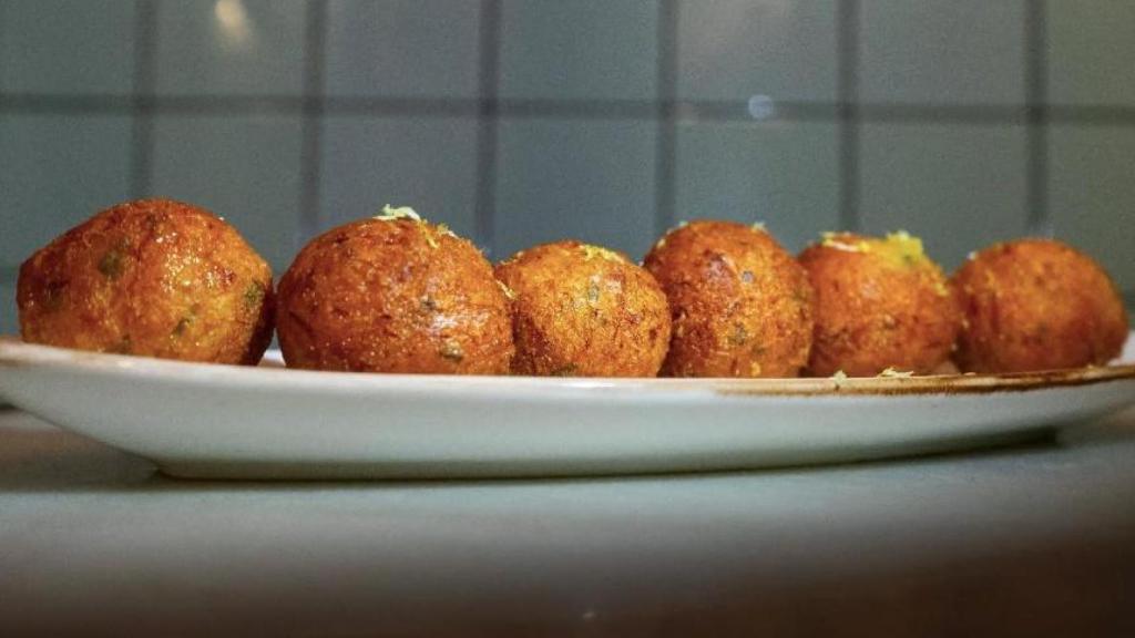 Bunyols de bacallà amb mel de Vermut i a la Gàbia