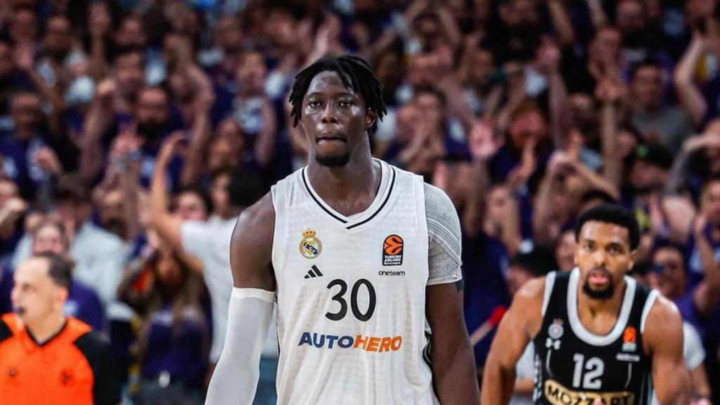 Eli Ndiaye en un partido de Euroliga con el Real Madrid de basket