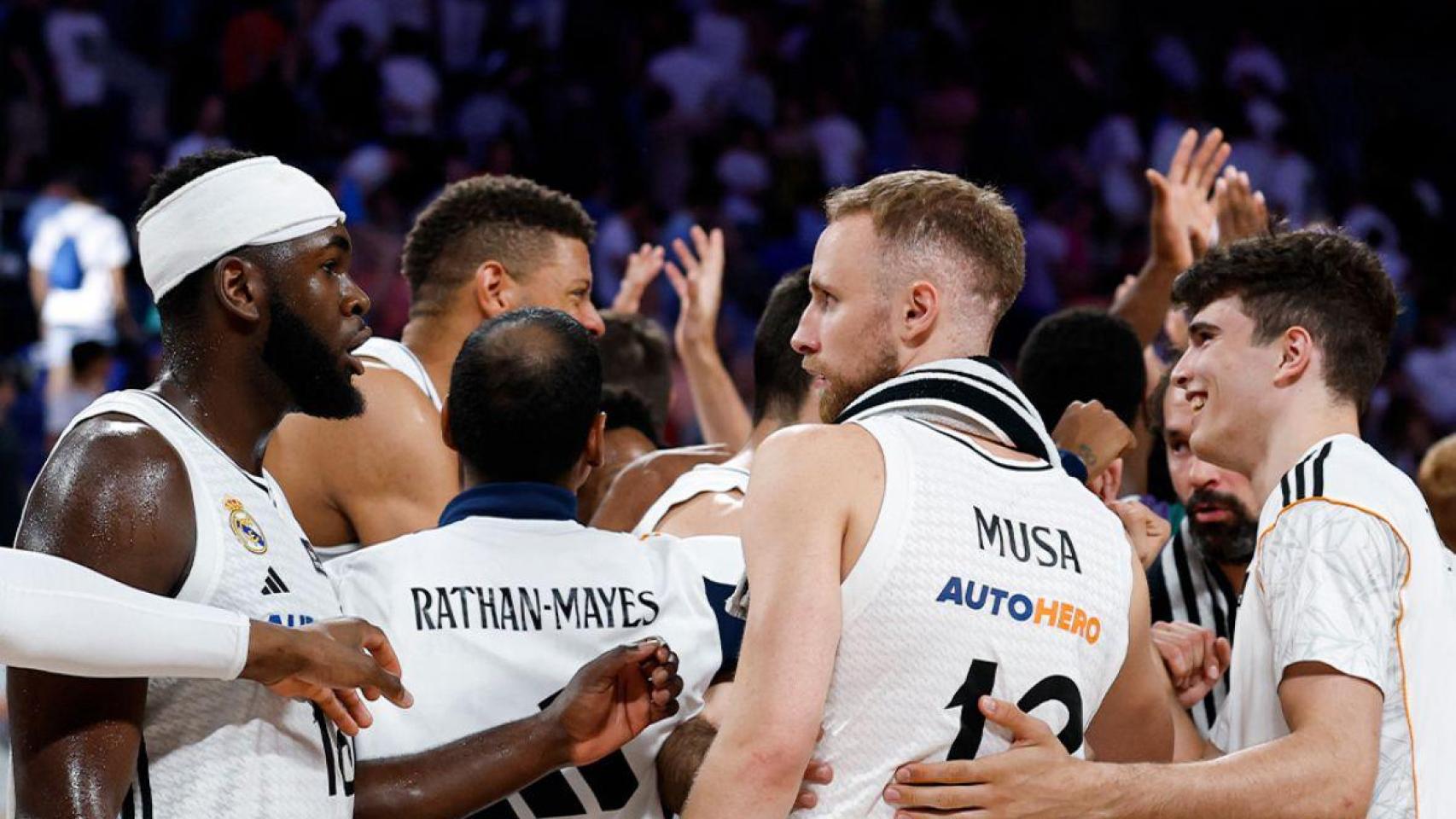 El Real Madrid de basket en una piña al final de un partido