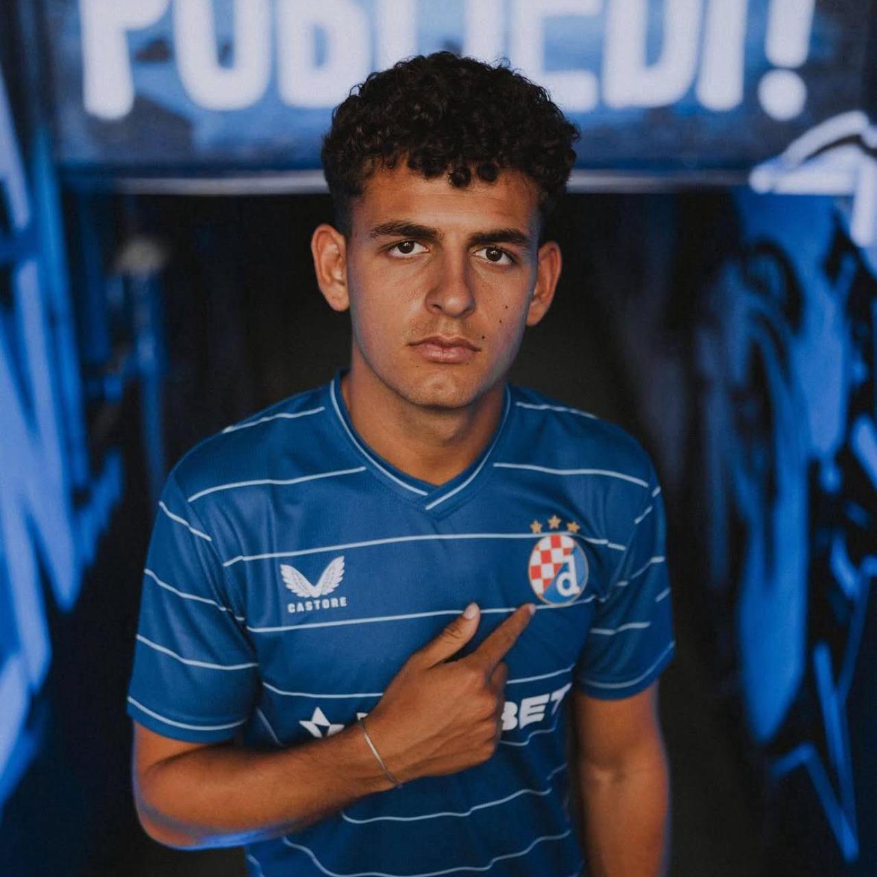 Sergi Domínguez con la camiseta del Dinamo de Zagreb