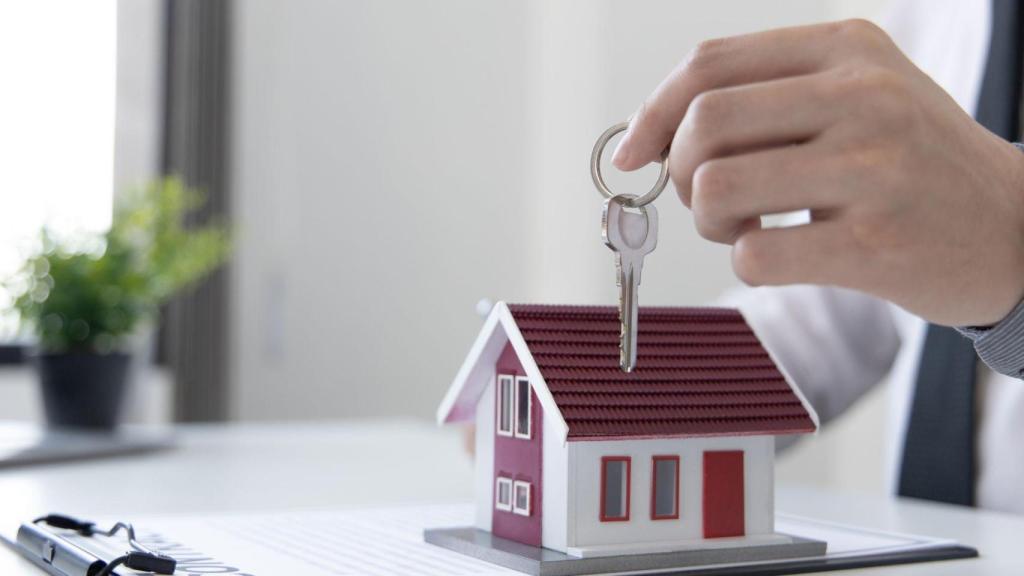 Montaje de la compra de una vivienda en una imagen de archivo