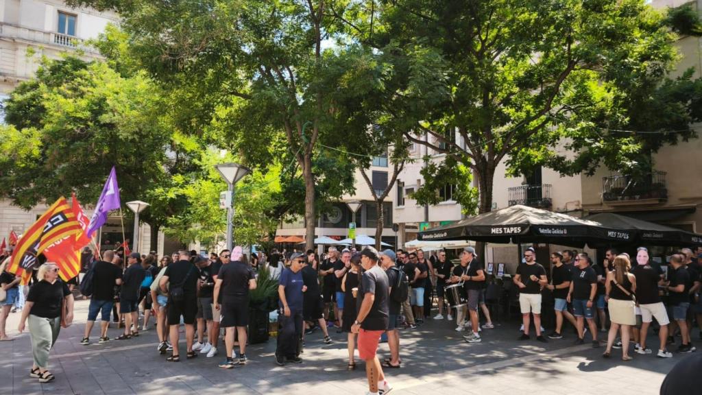 Los agentes durante la manifestación en Sabadell