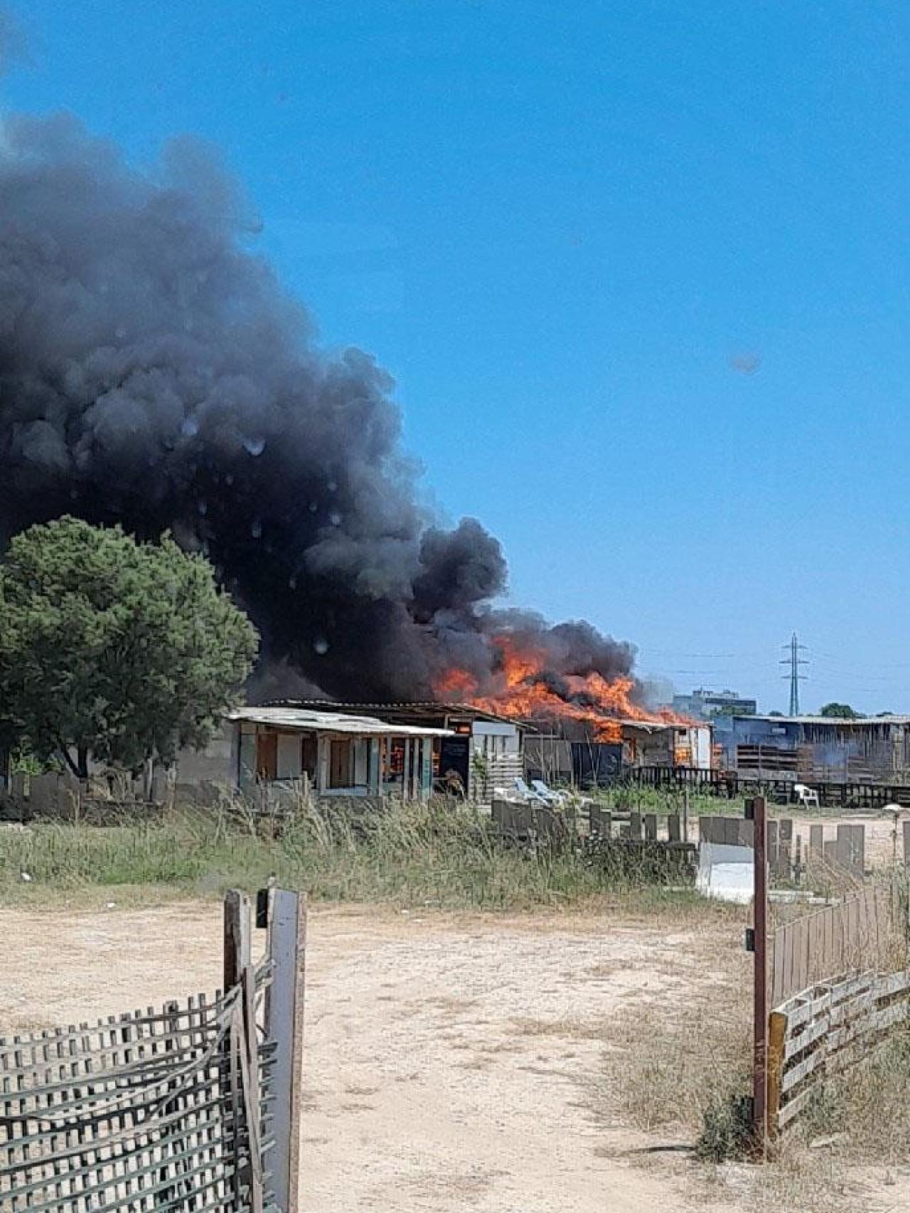 Incendi en unes barracades a prop del Port de Barcelona
