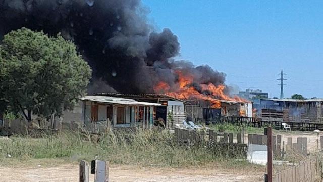 Incendio en unas barracas cercanas al Port de Barcelona