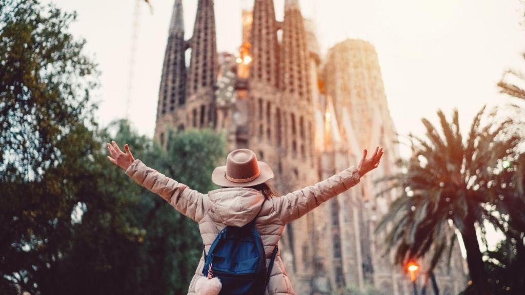 Turista ante La Sagrada Familia