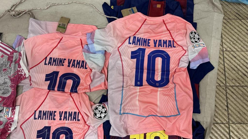La camiseta rosa no oficial del Barça con el '10' y el nombre de Lamine Yamal