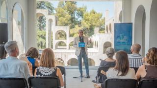 El alcalde de Esplugues, Eduard Sanz, durante la rueda de prensa del año Corberó