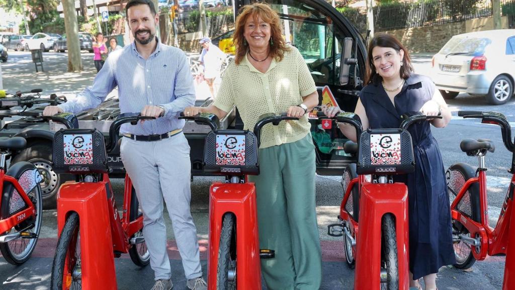 En el centro de la imagen, la primera teniente de alcalde del Ayuntamiento de Barcelona, Laia Bonet, durante la presentación de las nuevas estaciones de Bicing.