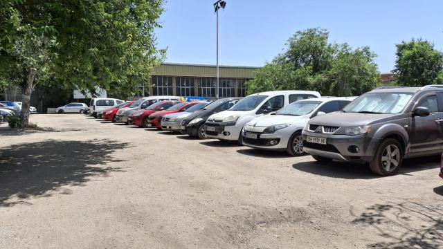 Aparcamiento donde se espera la construcción del nuevo polideportivo