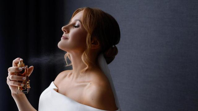 Mujer echándose perfume