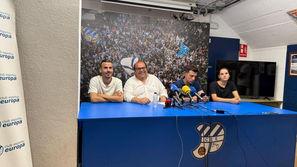 El presidente del CE Europa en la rueda de prensa