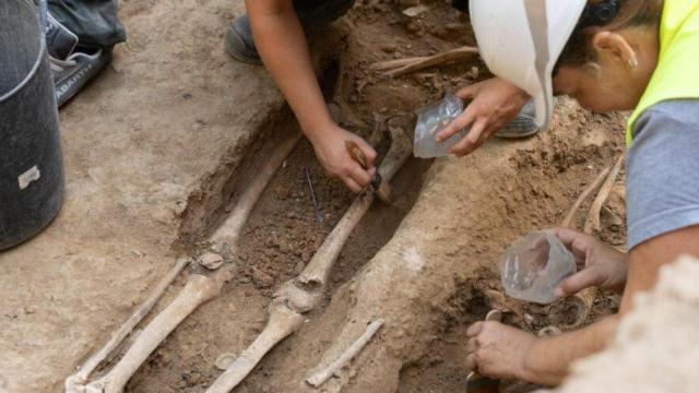 Localizan restos humanos del antiguo cementerio del Hospital de la Santa Creu en el Raval