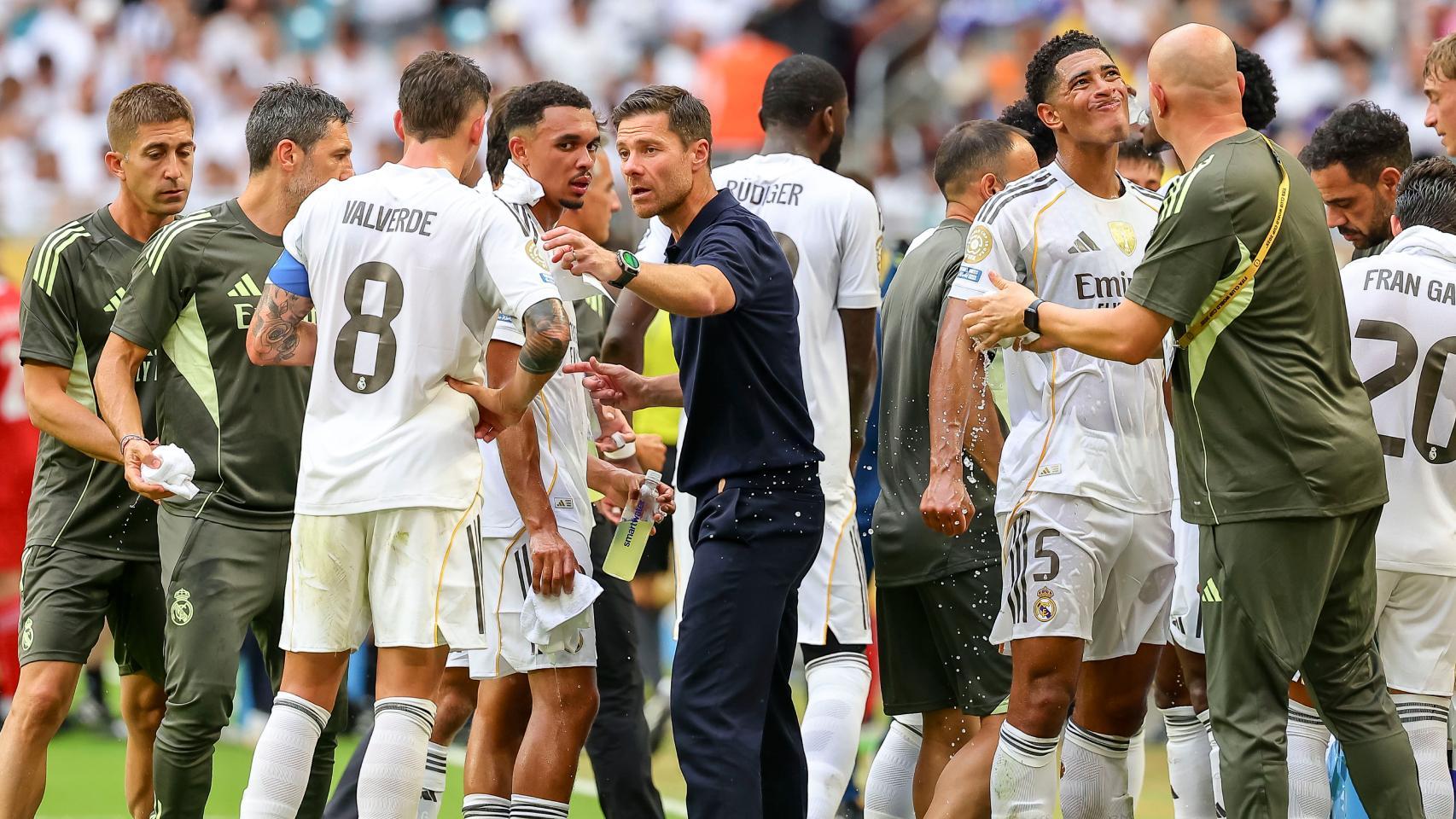 Xabi Alonso conversa con los jugadores del Real Madrid durante el partido contra la Juventus