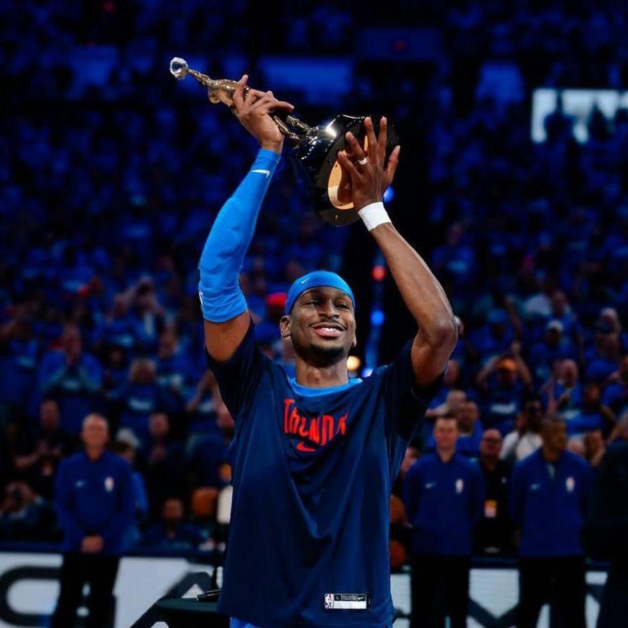 Shai Gilgeous-Alexander mostrando su trofeo de MVP de la NBA