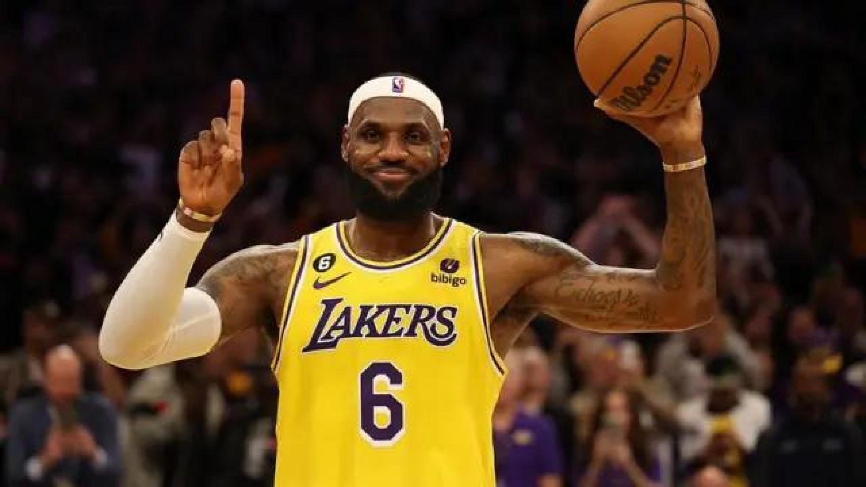 Lebron James celebra su coronación como el jugador de toda la historia de la NBA con más puntos