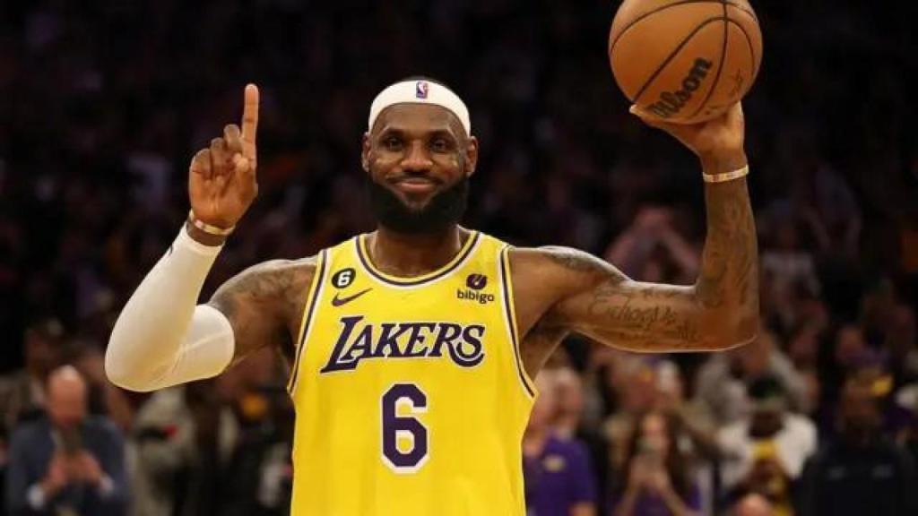Lebron James celebra su coronación como el jugador de toda la historia de la NBA con más puntos