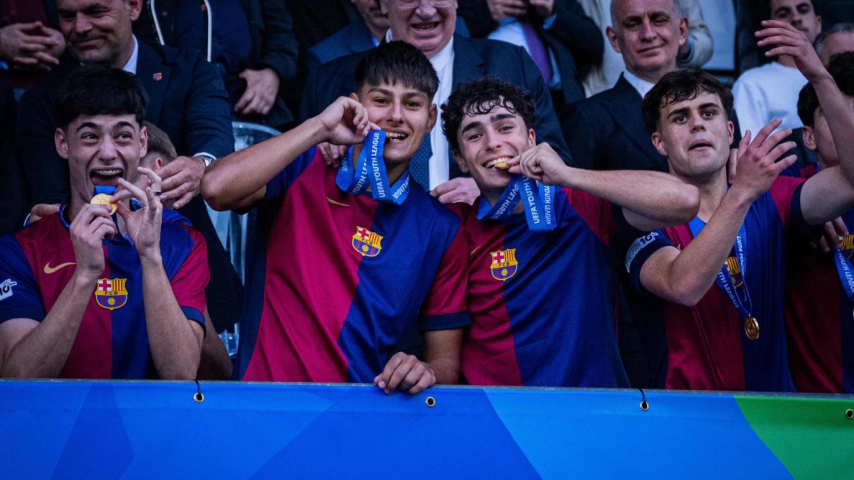 Los jugadores del Juvenil A del Barça celebran la conquista de la UEFA Youth League