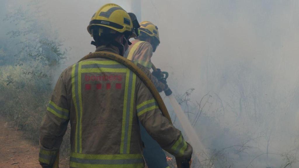 Bombers de la Generalitat trabajan en la extinción de un incendio