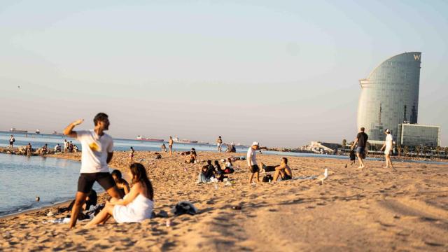 Jóvenes en la playa de Sant Sebastià de Barcelona