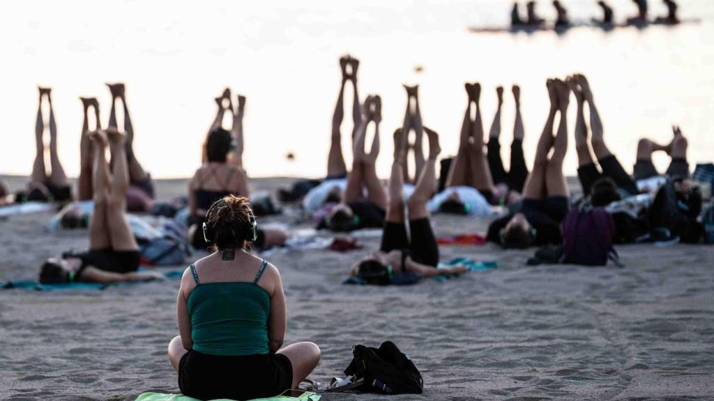Una sesión de meditación de Showup Barcelona en la playa de Sant Sebastià