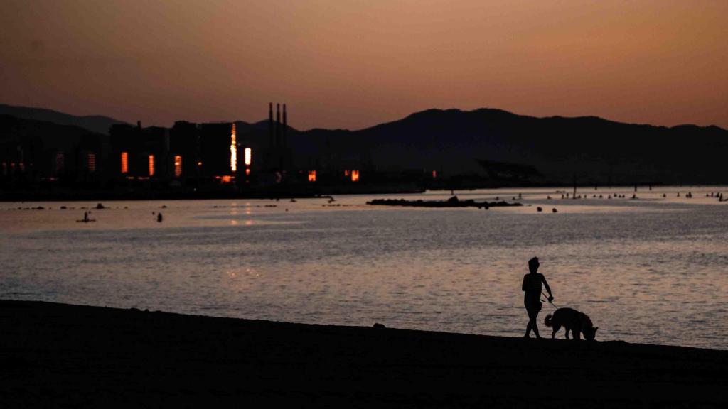 La playa de Sant Sebastià de Barcelona al amanecer, el inicio del evento Showup