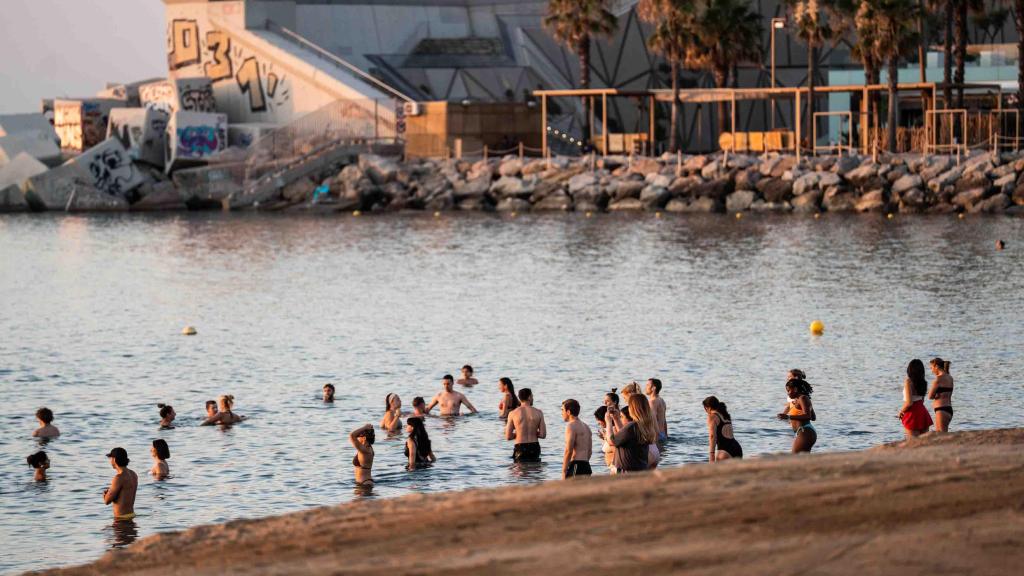 Final de la sesión Showup Barcelona en la playa de Sant Sebastià