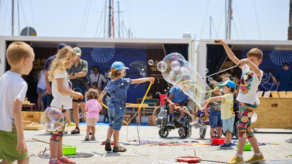 Los primeros sábados del verano, el Port Olímpic se convierte en un espacio para los más pequeños