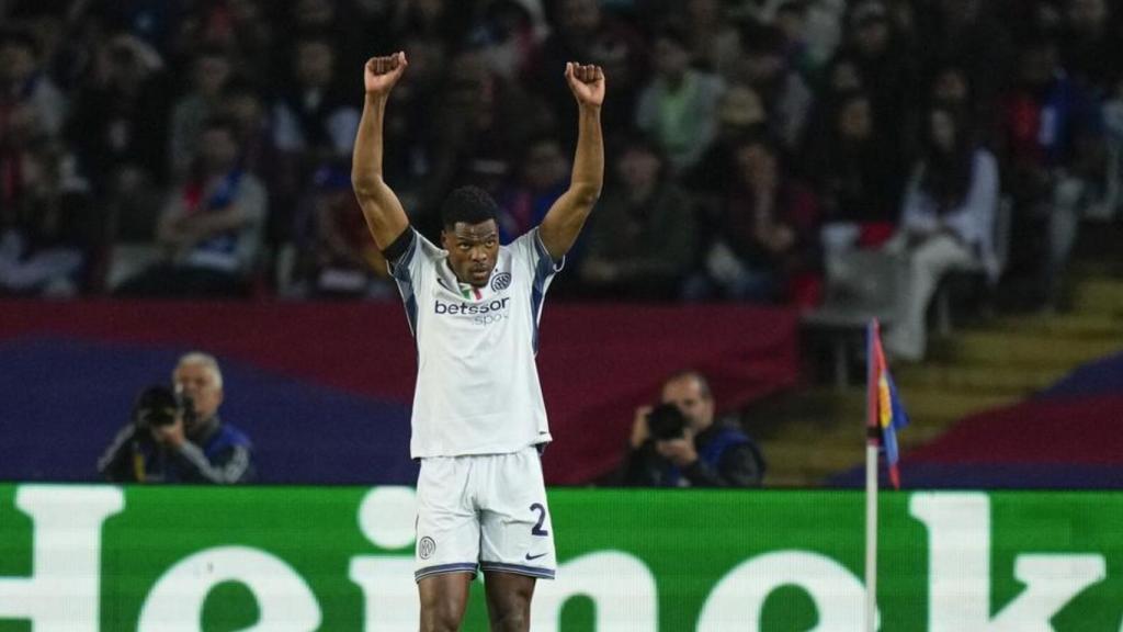 Denzel Dumfries celebra su gol anotado contra el Barça en Montjuïc