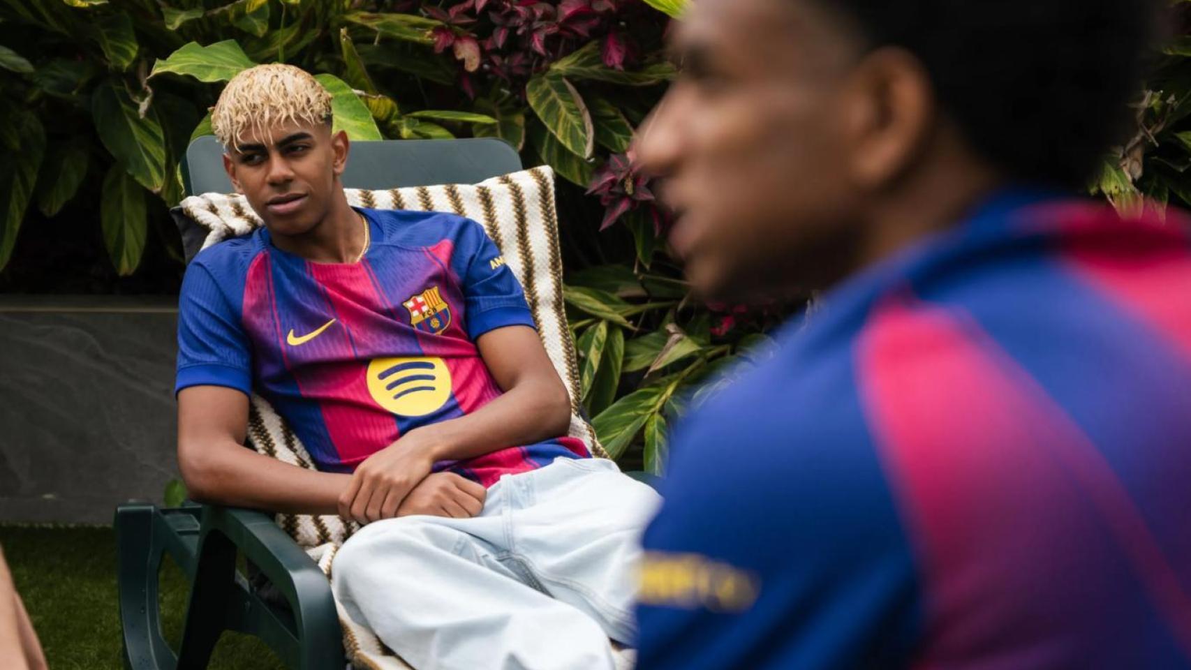 Lamine Yamal y Alejandro Balde, con la nueva camiseta del Barça para la temporada 2025-26