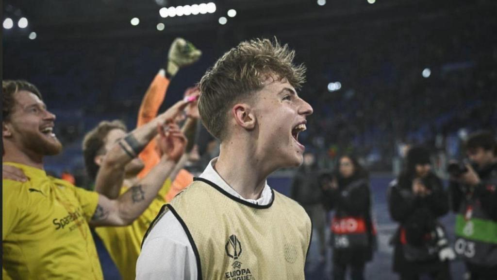 Bro Hansen celebrando un gol desde la banda con el Bodo Glimt en Europa League