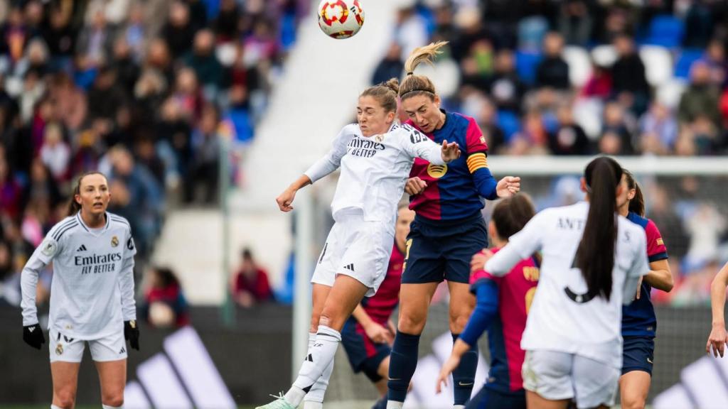 Alexia Putellas disputa un balón en un partido contra el Real Madrid Femenino