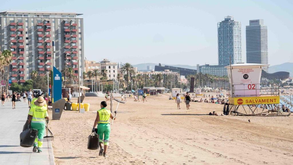 Operaris de la neteja a les platges de Barcelona