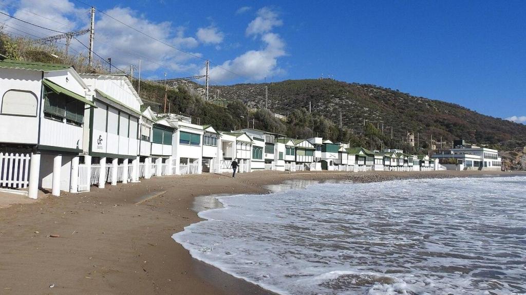 Las playas a media hora de Barcelona donde hubo una colonia de pescadores en el S.XX: encanto marinero y vistas de postal