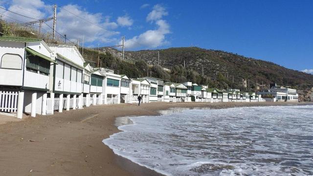 Las playas a media hora de Barcelona donde hubo una colonia de pescadores en el S.XX: encanto marinero y vistas de postal