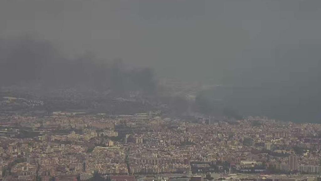 Imagen del incendio en Badalona