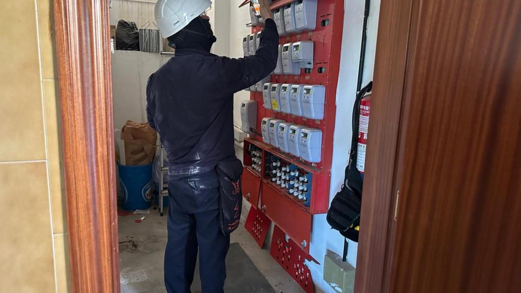 La Policía Local de Viladecans y Endesa desconectan 23 pisos que tenían la luz pinchada