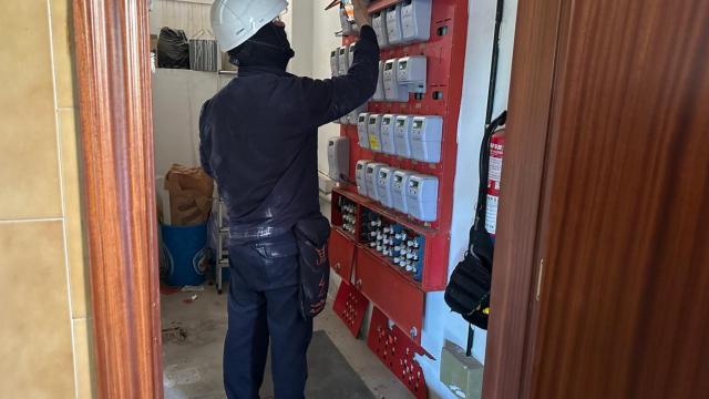 La Policía Local de Viladecans y Endesa desconectan 23 pisos que tenían la luz pinchada
