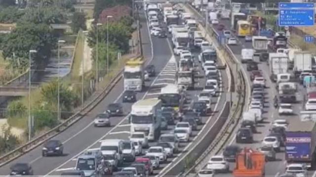 Accidente en la B-20: cortada la vía en Cornellà y colapso desde Viladecans